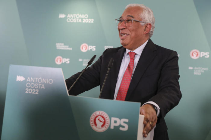 António Costa, Ministerpräsident Portugals und Vorsitzender der Sozialistischen Partei (PS), hält eine Rede, während er den Sieg bei den Wahlen 2022 feiert. Foto: epa/Miguel A. Lopes