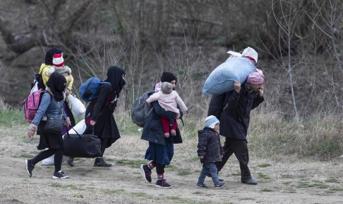 Flüchtlinge und Migranten versammeln sich an der türkisch-griechischen Landgrenze. Foto: epa/Tolga Bozoglu