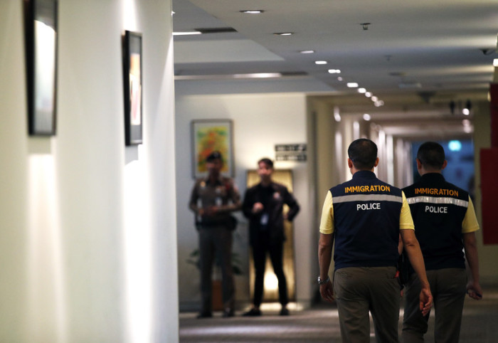 Beamte der Einwanderungsbehörde am internationalen Flughafen Suvarnabhumi. Foto: epa/Rungroj Yongrit