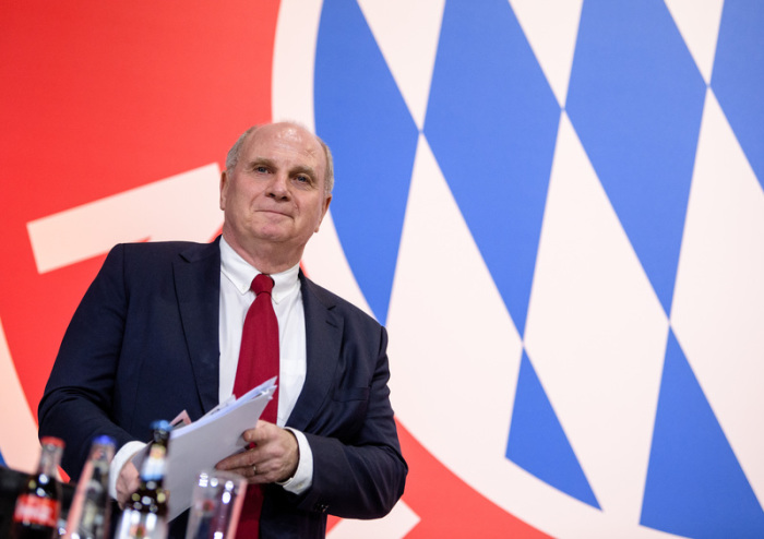 Vereinspräsident Uli Hoeneß kommt zur Jahreshauptversammlung des Fußball-Bundesligisten FC Bayern München im Audi Dome. Foto: Matthias Balk/Dpa