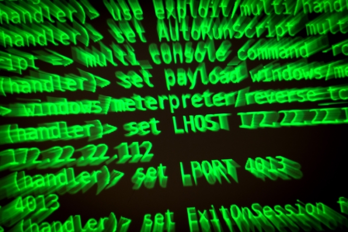 Buchstaben und Zahlen leuchten auf einem Bildschirm auf dem ein Hackerwerkzeug läuft. Foto: Sina Schuldt/Dpa