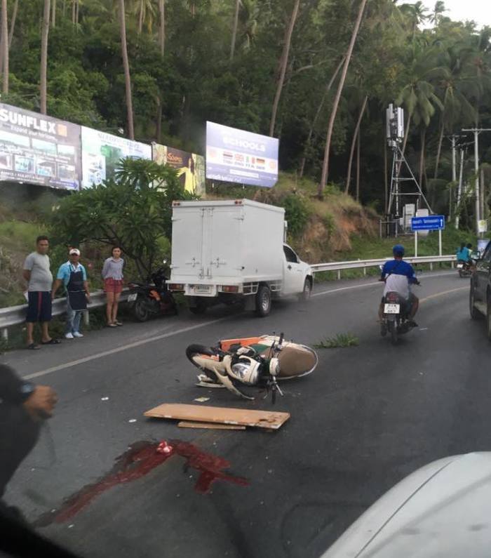Foto vom Unfallort zwischen Chaweng und Lamai: Der chinesische Urlauber wollte offensichtlich über die Straße nach rechts abbiegen und kollidierte mit einem Kleintransporter.