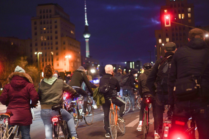 24.04.2021, Berlin: Zahlreiche Radfahrer fahren als Gruppe durch die Berliner Innenstadt. Sie sind einem Aufruf im Internet gefolgt und haben sich auf dem Mariannenplatz getroffen. Foto: Jörg Carstensen/dpa