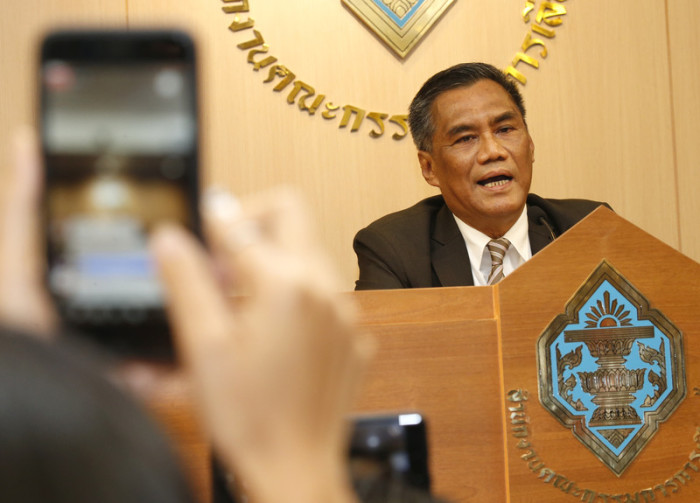 Ittiporn Boonprakong, Leiter der Wahlkommission, auf der Pressekonferenz am Mittwoch. Foto: epa/Narong Sangnak