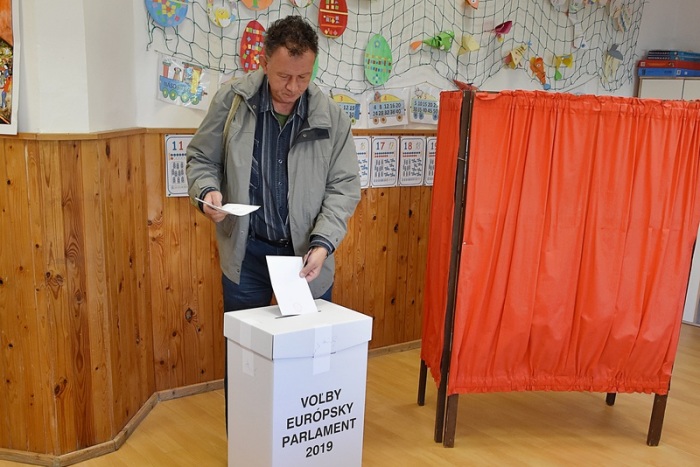 Ein Wähler gibt in einem Wahllokal seine Wahlstimme für die Europawahl ab. Vom 23.05. bis 26. Mai wählen die Bürger von 28 EU-Staaten ein neues Parlament. Foto: Oliver Ondr·ö/Tasr/dpa