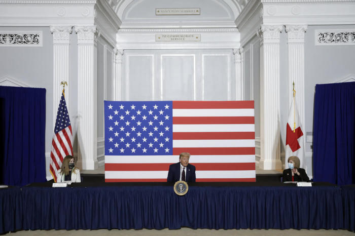 US-Präsident Donald Trump (C) nimmt an einem Rundtischgespräch über Plasmaspenden im nationalen Hauptquartier des amerikanischen Roten Kreuzes in Washington teil. Foto: epa/Yuri Gripas