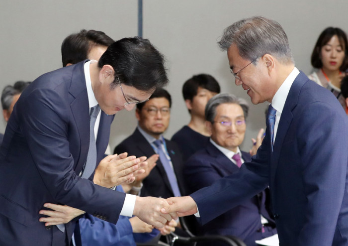 Der südkoreanische Präsident Moon Jae-in (R) schüttelt dem stellvertretenden Vorsitzenden von Samsung Electronics Co. (SEC), Lee Jay-yong (L), die Hand. Foto: epa/Yonhap
