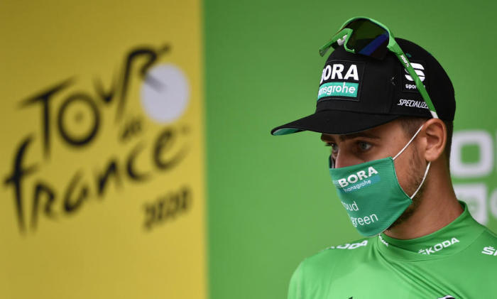 Der Slowakische Fahrer Peter Sagan vom Team Bora-Hansgrohe behält nach der 8. Etappe der Tour de France sein grünes Trikot auf dem Podium. Foto: epa/Marco Bertorello