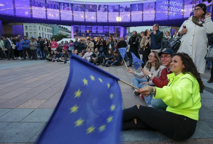 EU-Bürger warten während der Europawahlen vor dem Gebäude des Europäischen Parlaments in Brüssel auf die Ergebnisse. Foto: epa/Julien Warnand