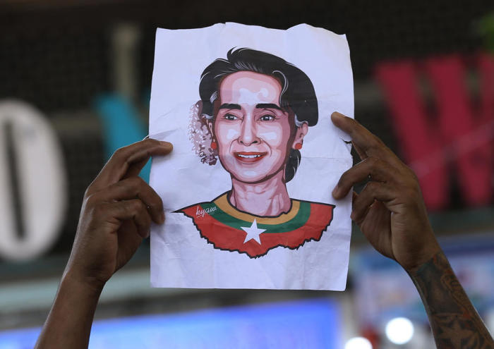 Myanmarer, die in Thailand leben, mit einem Bild der myanmarischen Demokratie-Ikone Aung San Suu Kyi. Foto: epa/Narong Sangnak