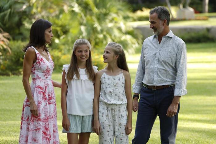 Spaniens König Felipe VI (R) und Königin Letizia (L) posieren mit ihren Töchtern, Prinzessin Leonor (2-R) und Infantin Sofia, während des traditionellen Treffens mit den Medien im Marivent-Palast auf Mallorca. Foto: epa/Ballesteros
