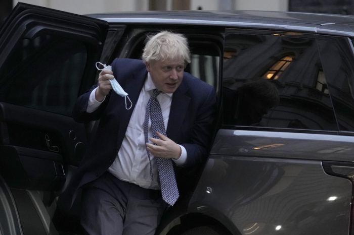 Boris Johnson, Premierminister von Großbritannien, steigt in 10 Downing Street aus dem Auto. Foto: Alastair Grant/Ap/dpa