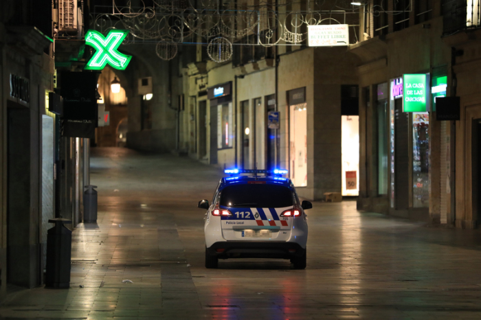 inheiten der Nationalpolizei sind in der Innenstadt von Salamanca unterwegs, um die Ausgangssperre für die Region zu kontrollieren. Foto: Manuel Ángel Laya/Europa Press/dpa