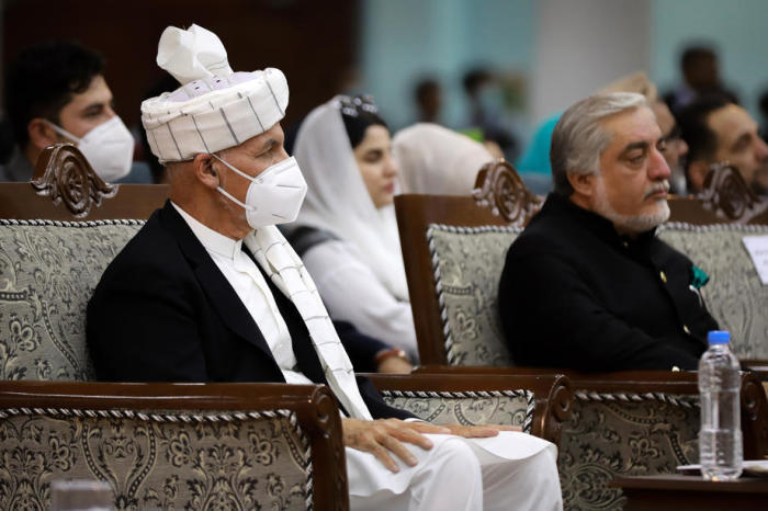 Der afghanische Präsident Ashraf Ghani (L) sitzt mit Dr. Abdullah Abdullah (R), dem afghanischen Vorsitzenden des Hohen Rates für nationale Versöhnung, zusammen. Foto: epa/Hedayatullah Amid