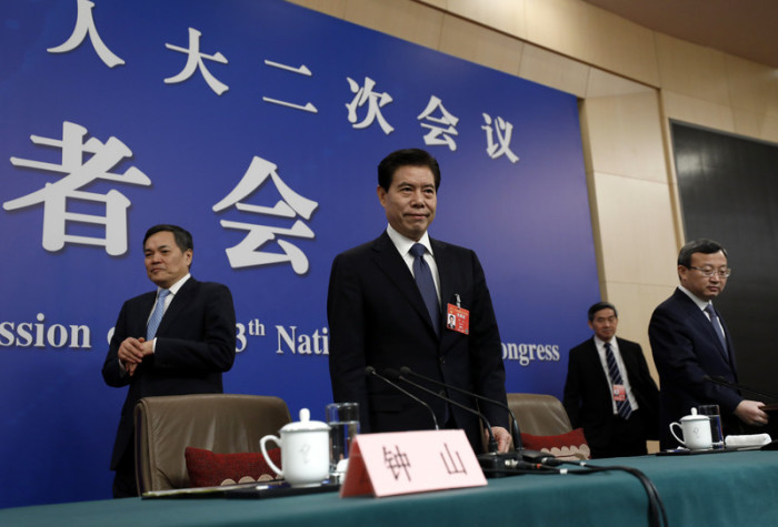 Der chinesische Handelsminister Zhong Shan (2-L), der stellvertretende Handelsminister und der stellvertretende Vertreter für internationale Handelsverhandlungen Wang Shouwen (R) und der stellvertretende Handelsminister Qian Keming (L) an einer Pressekonf