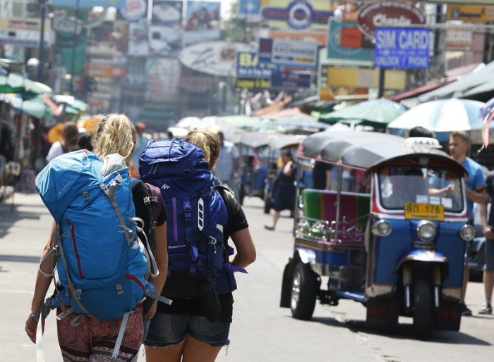 Die Khao San Road ist besonders bei Rucksackreisenden sehr beliebt. Foto: epa/Narong Sangnak
