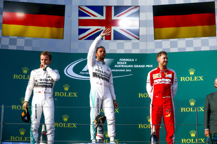 Der Formel-1-Saisonstart in Australien hat die erwartete Rangfolge bestätigt. Lewis Hamilton siegt vor seinem Mercedes-Kollegen Nico Rosberg und Ferrari-Debütant Sebastian Vettel. Foto: epa/Diego Azubel