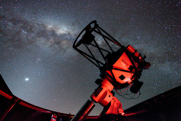Das 1m-Teleskop des Observatoriums wird auch international zu Forschungszwecken genutzt. Gemessen wird hauptsächlich im sichtbaren Frequenzbereich des Lichtes. Foto: National Astronomical Research Institute Of Thailand (public Organization)