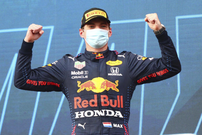 Der niederländische Formel-1-Pilot Max Verstappen von Red Bull Racing, feiert auf dem Podium nach dem Formel-1-Grand-Prix der Emilia Romagna auf der Rennstrecke von Imola, seinen Sieg. Foto: epa/Davide Gennari