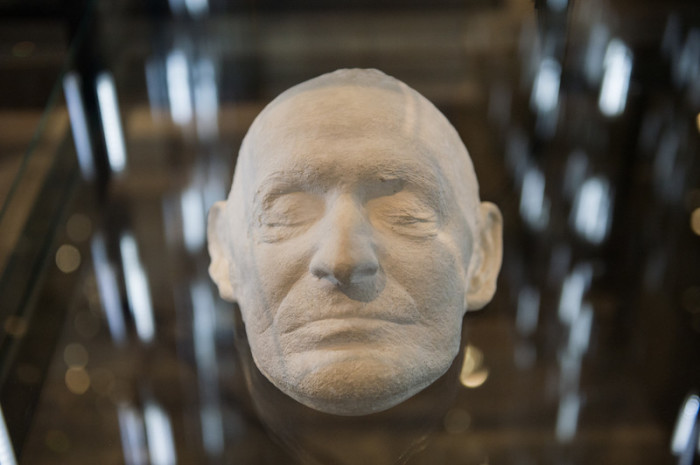 Die Totenmaske von Hermann Hesse. Foto: epa/Wolfram Kastl