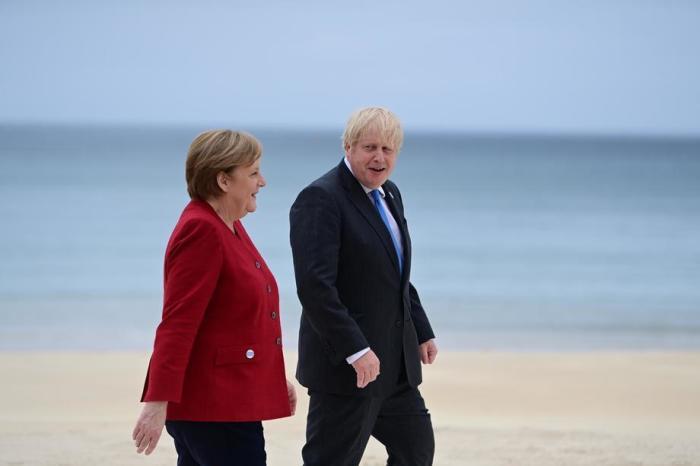 Die deutsche Bundeskanzlerin Angela Merkel (L) und der britische Premierminister Boris Johnson bei der offiziellen Begrüßung der Staatsoberhäupter während des G7-Gipfels in Carbis Bay. Foto: epa/Neil Hall