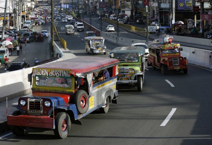 Sie sind grell, Dreckschleudern und alles andere als bequem. Trotzdem sind die Jeepney-Kleinbusse auf den Philippinen Kult. Jetzt will die Regierung die älteren Exemplare aus dem Verkehr ziehen. Der Anfang vom Ende? Foto: epa/Francis R. Malasig