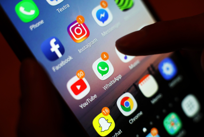 Ein Blick auf ein Smartphone mit den verschiedenen Social Media Apps, wie Facebook, Instagram, YouTube und WhatsApp. Foto: Yui Mok/Pa Wire/dpa
