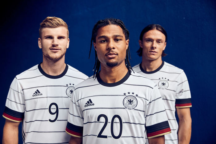 Timo Werner (l-r), Serge Gnabry und Nico Schulz tragen das neue Trikot der deutschen Fußball-Nationalmannschaft. Foto: -/Adidas/dpa