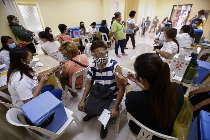 Bürger werden in einem Sportzentrum in Quezon City mit dem Moderna COVID-19-Impfstoff geimpft. Foto: epa/Rolex Dela Pena