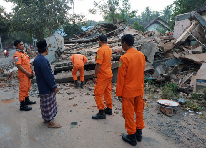 Rettungskräfte suchen in den Trümmern eines Hauses nach Überlebenden. Foto: epa/Basarnas