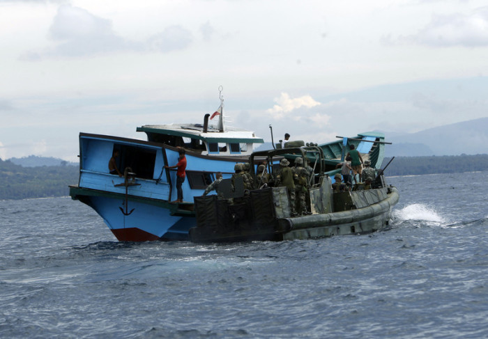  Philippinische Soldaten kontrollieren ein Fischerboot. Foto: epa/Ben Hajan