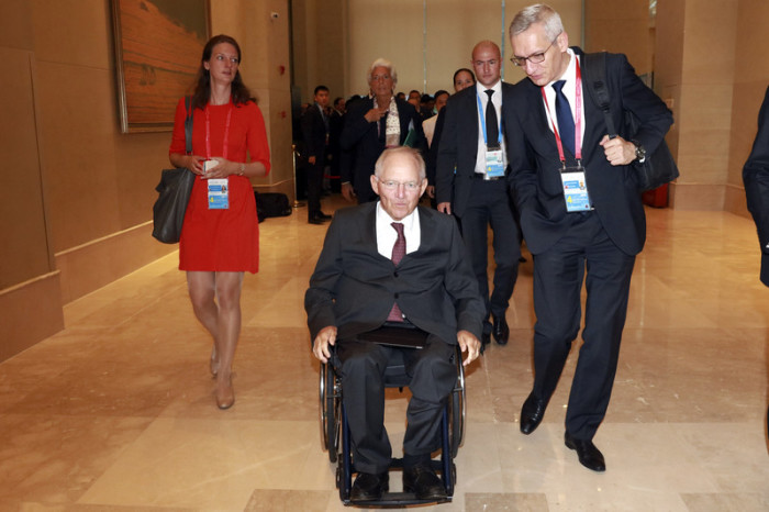  Bundesfinanzminister Wolfgang Schäuble auf dem Weg zum Treffen. Foto: epa/Ng Han Guan