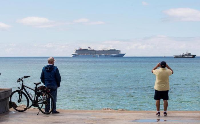 Leute schauen auf das touristische Kreuzfahrtschiff 