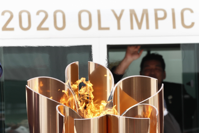 Die Olympische Flamme ist in Japan eingetroffen und brennt während der olympischen Feuerankunftszeremonie auf der Matsushima-Basis der Japanischen Luftselbstverteidigungstruppe. Foto: Rodrigo Reyes Marin/Zuma Wire/dpa