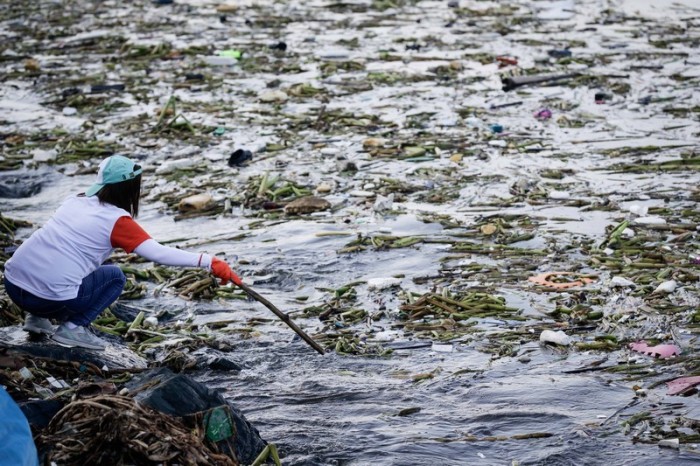Plastikmüll in der Bucht von Manila. Foto: epa/Mark R. Cristino