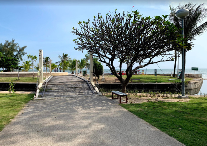 Der Queen's Park ist auch als „19 Rai Park“ bekannt und liegt idyllisch am Meer. Foto: Google Maps