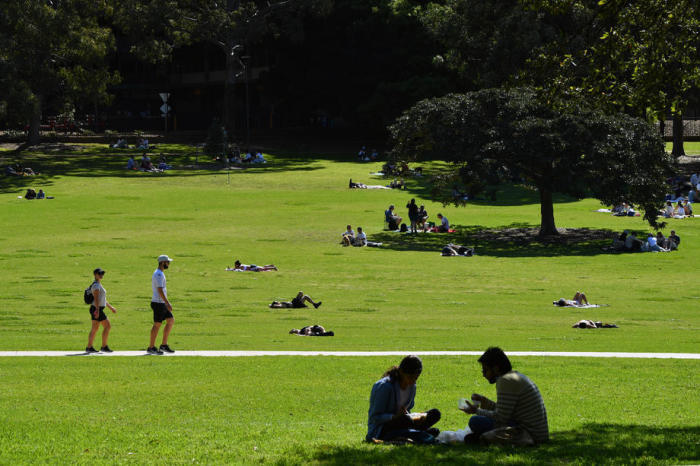 Einwohner versammeln sich im Victoria Park, nachdem die Picknickbeschränkungen in Sydney aufgehoben wurden. Foto: epa/Joel Carrett