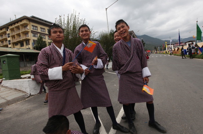 Bhutanische Schulkinder in ihrer Nationaltracht in Thimphu. Foto: epa/Harish Tyagi