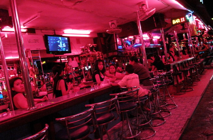 Lady-Bar in Pattaya in Vor-Corona-Zeiten. Ab dem ersten Juli dürfen die roten Lichter wieder leuchten. Foto: epa/How Hwee Young