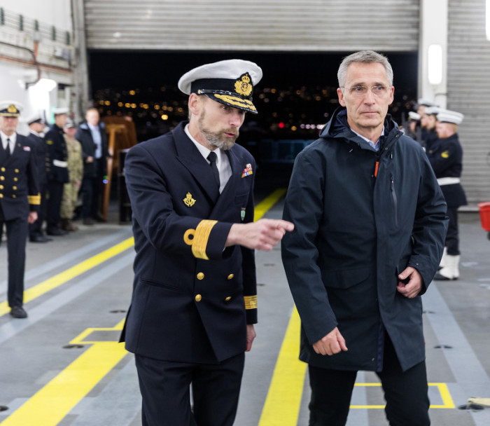 Kommandant der Ständigen NATO-Maritimen Gruppe Eins, Anders Friis (l.) und NATO-Generalsekretär Jens Stoltenberg (r.). Foto: epa/Gorm Kallestad