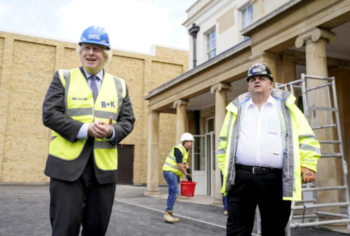 Das Büro des britischen Premierministers, 10 Downing Street, zeigt den Besuch des britischen Premierministers Boris Johnson (R) an der Ealing Fields High School vor deren Eröffnung in London. Foto: epa/Andrew Parsons