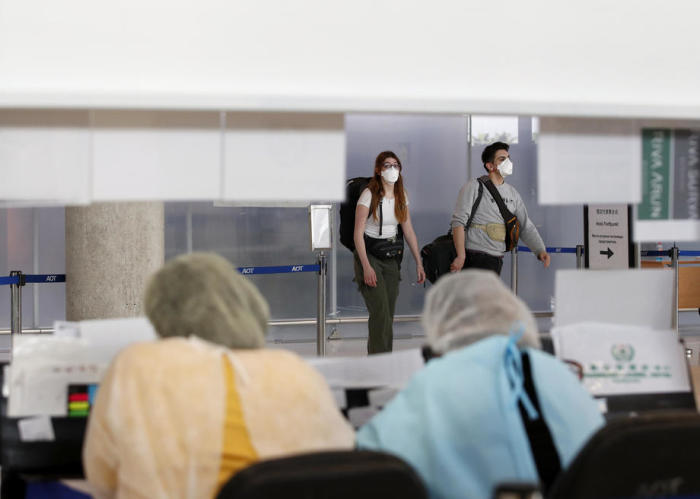 Ausländische Reisende im Ankunftsterminal des Suvarnabhumi International Airport in Bangkok. Foto: epa/Rungroj Yongrit