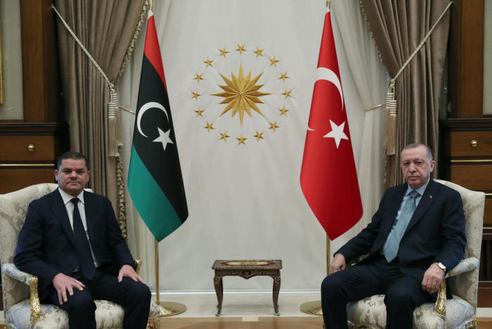 Der türkische Präsident Recep Tayyip Erdogan (R) und Libyens Interims-Premierminister Abdul Hamid Dbeibah (L) bei ihrem Treffen im Präsidentenpalast in Ankara. Foto: epa/TÜrkisches PrÄsidenten-presseamt H
