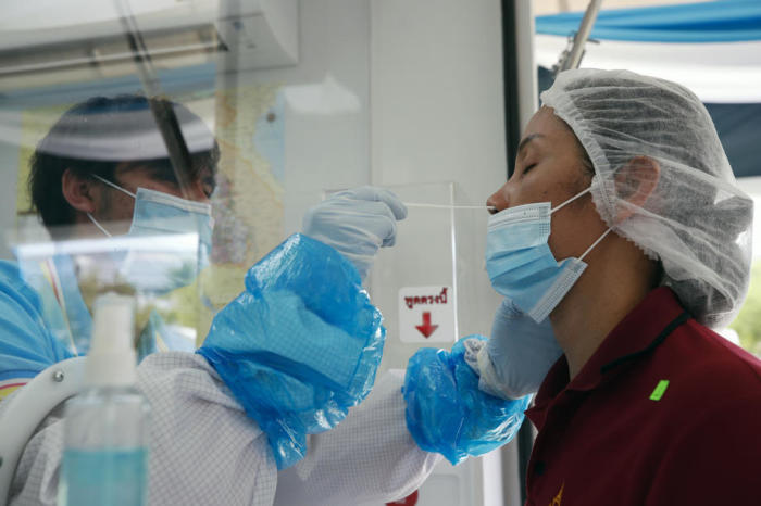 Eine Thailänderin lässt sich in Bangkok auf das Coronavirus testen. Foto: epa/Rungroj Yongrit