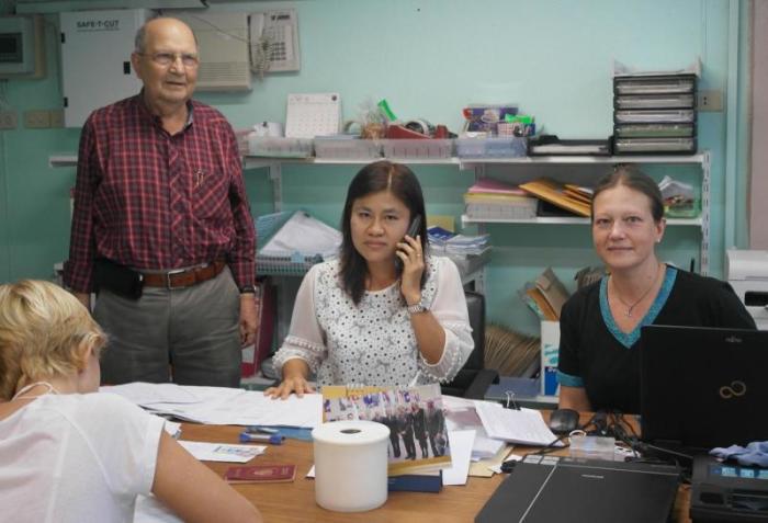 Die Tochter folgt dem Vater als Honorarkonsulin auf Phuket: Anette Jimenez Höchstetter (rechts) übernimmt am 18. Juli das Amt und wird in einem Festakt durch die Deutsche Botschaft in Phuket offiziell eingeführt.