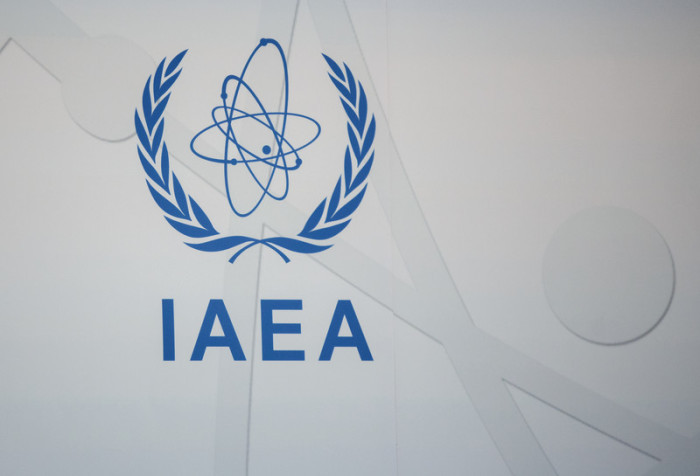 Das Emblem der Internationalen Atomenergie-Organisation IAEO ist während einer Pressekonferenz am Sitz der IAEO in Wien zu sehen. Foto: epa/Lisi Niesner