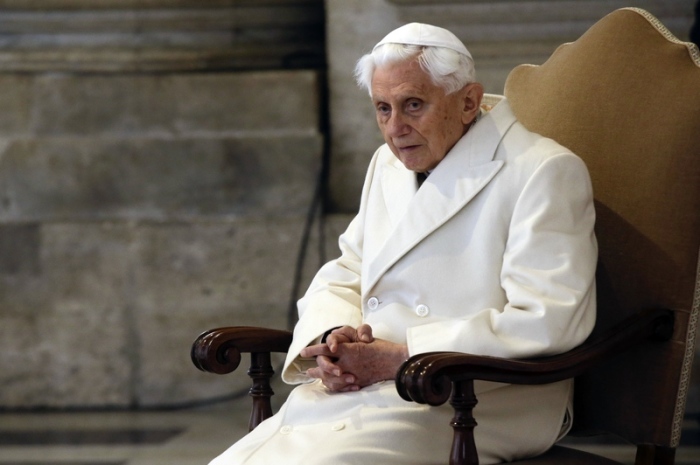 Vatikan, Vatikanstadt: Der ehemalige Papst Benedikt XVI. sitzt bei einer Messe im Petersdom. Fünf Jahre nach seinem Rücktritt mehren sich die Sorgen um den Gesundheitszustand von Ex-Papst Benedikt. Foto: dpa/Gregorio Borgia