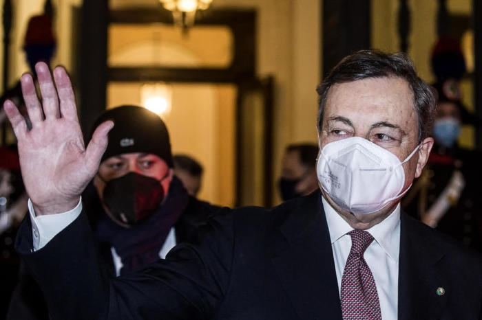 Mario Draghi, der italienische Ministerpräsident, verlässt den Senat am Ende der Vertrauensabstimmung über seine neue Regierung in Rom. Foto: epa/Angelo Carconi