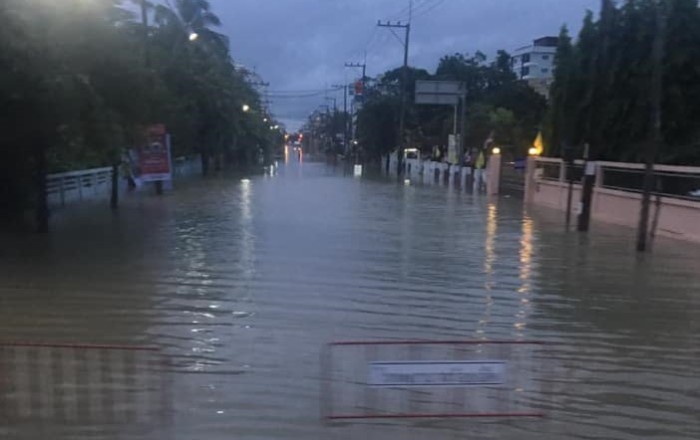 Wegen Überschwemmungen wurden viele Straßen in Roi Et im Thailändischen Nordosten für den Verkehr gesperrt. Foto: Privat