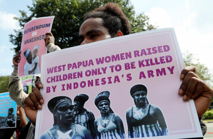 Papua Studenten protestieren gegen Menschenrechtsverletzungen vor der US-Botschaft in Jakarta. Foto: epa/Bagus Indahono